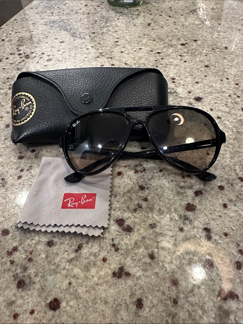 Ray-Ban RB4125 Cats 5000 Black Frame Gray Gradient Lenses 59-13 140